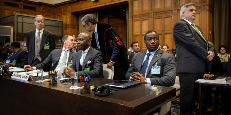 Domingo Mba Esono (à droite), ministre des Mines et des Hydrocarbures de la République de Guinée équatoriale, lors du début des audiences à la CIJ, à La Haye, en septembre 2024.