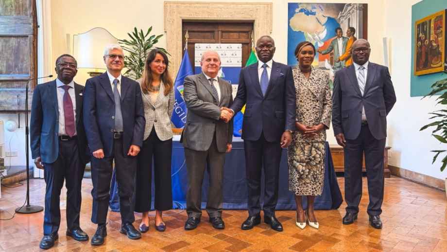 Photo de famille à la fin de la visite à la communauté Sant'Egidio